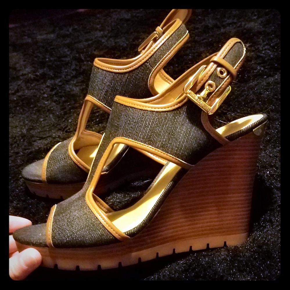 Adorable like new michael kors wedges!!